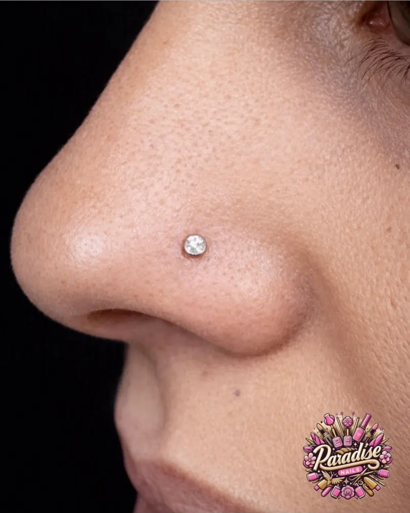 Piercing de aleta nasal con joya de circonita
