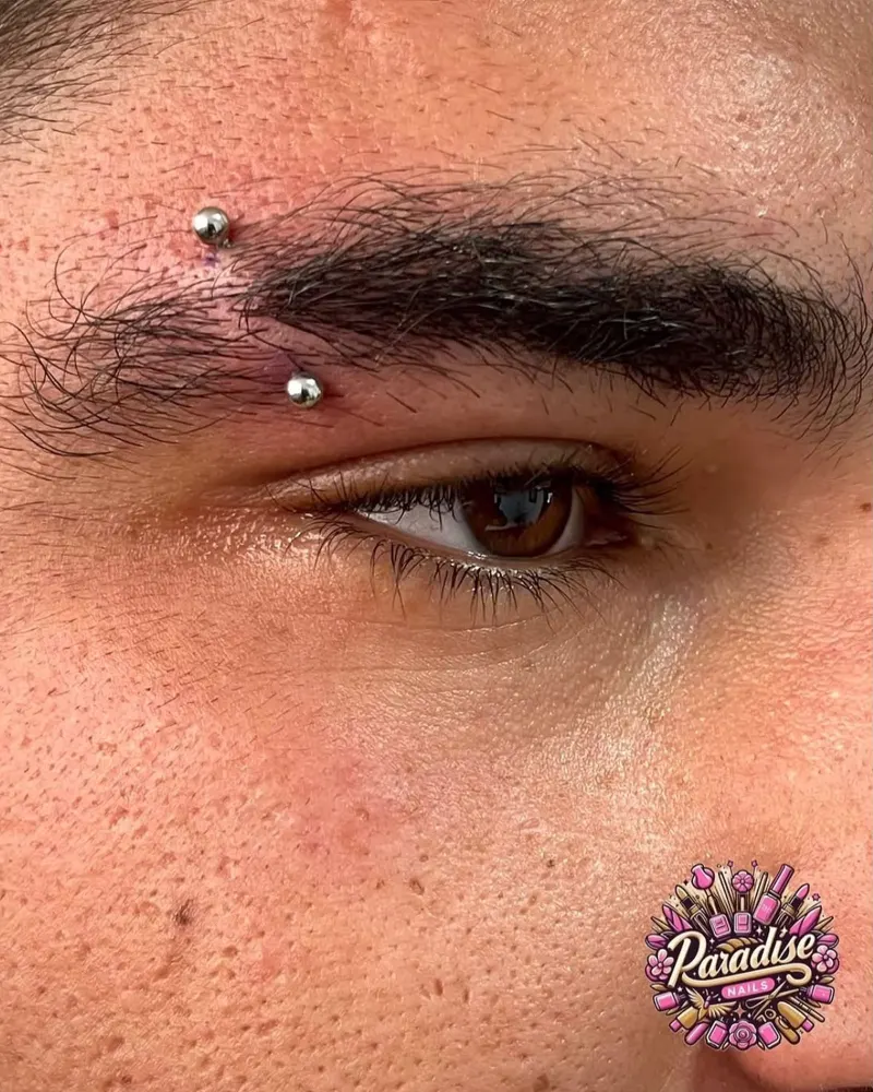 Piercing de ceja con barra curva