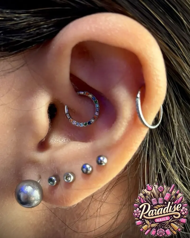 Piercing daith y composición de piercings en la oreja
