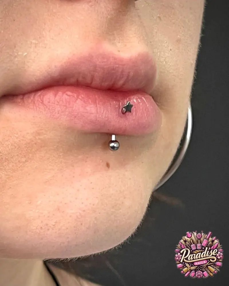 Piercing de labio con bola de titanio