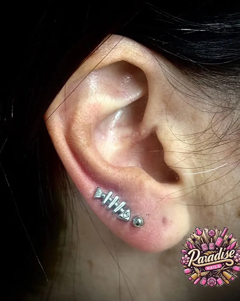 Piercings en el lóbulo con joya ear climber