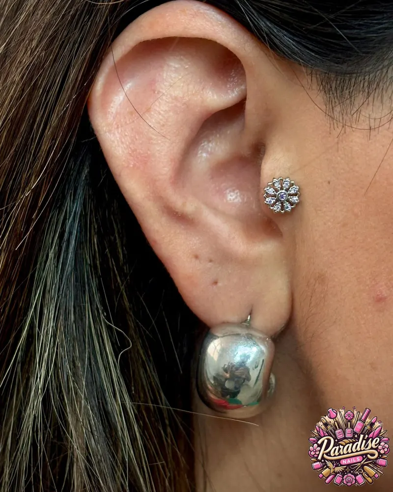 Piercing en la oreja con joya en forma de flor