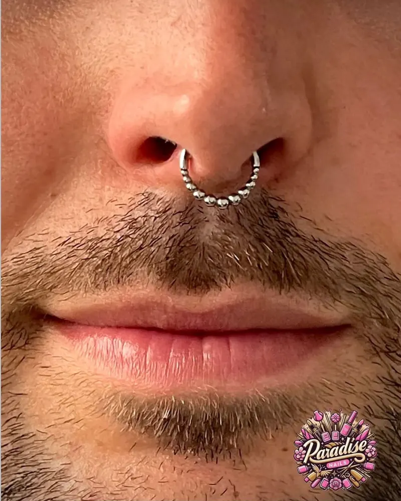 Piercing de septum con aro de titanio