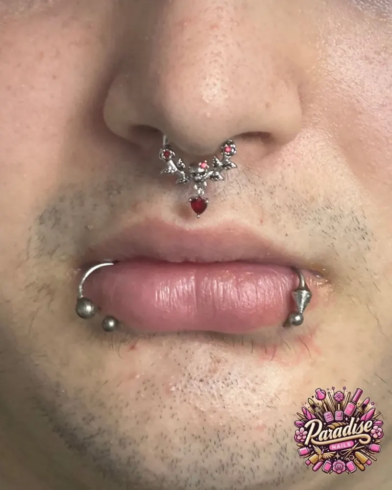 Piercing de septum con piercings de labio snake bites
