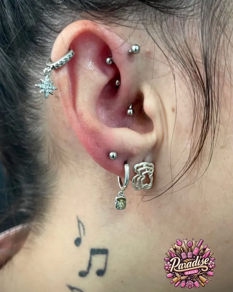 Composición de piercings en la oreja con aros