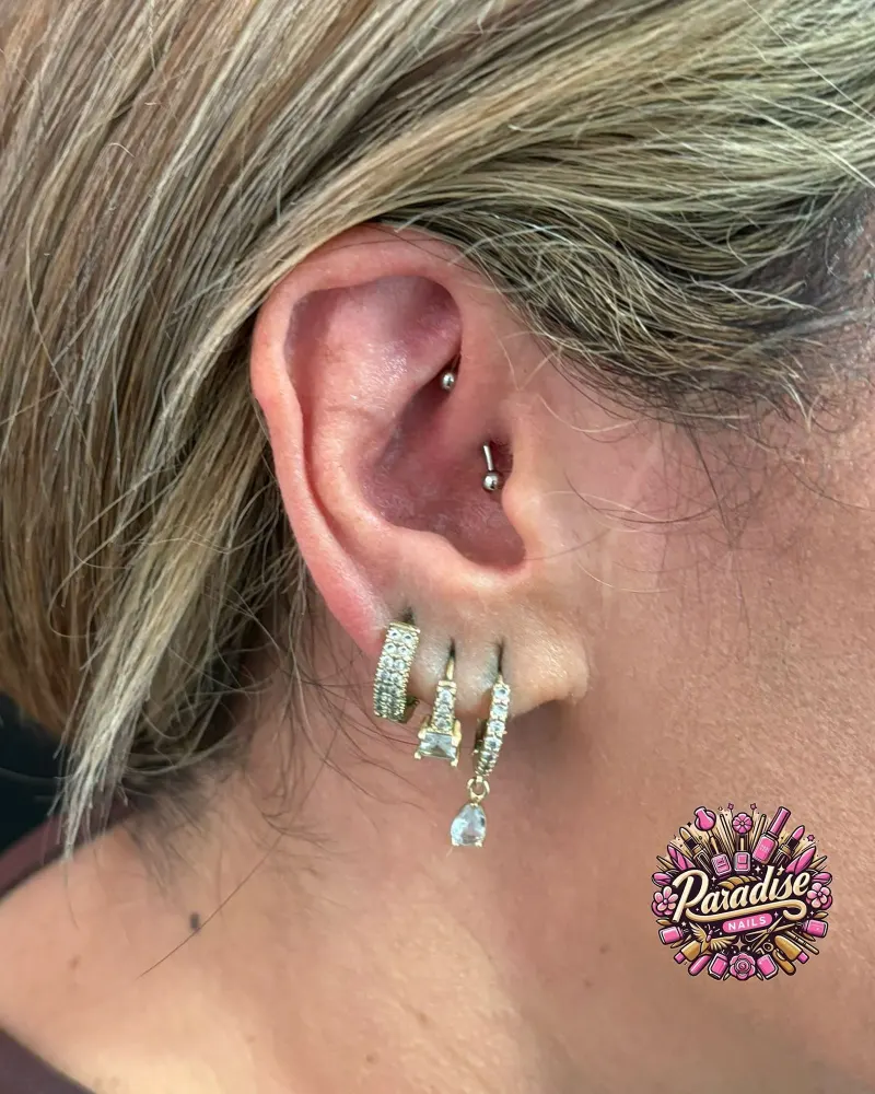 Composición de piercings en la oreja con colgantes