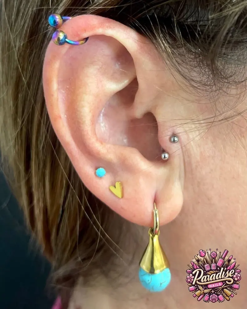 Composición de piercings en la oreja