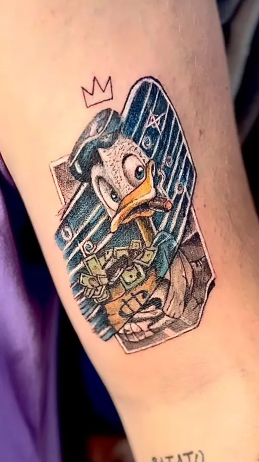 Tatuaje a color estilo cartoon de un personaje en el brazo