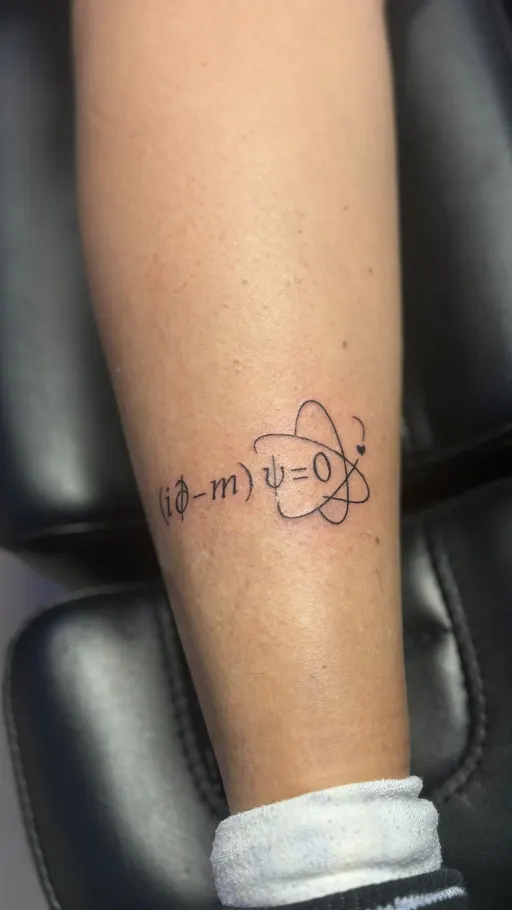 Tatuaje fine line de una ecuación en el antebrazo