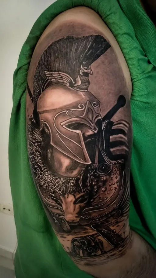 Tatuaje realista black & grey de un guerrero espartano en el brazo