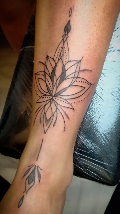 Tatuaje ornamental de una flor de loto en fine line en el antebrazo