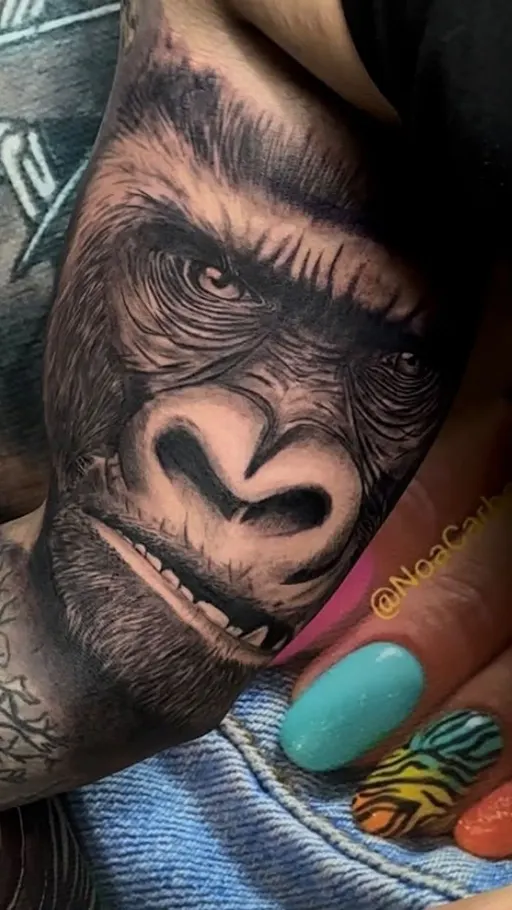 Tatuaje realista de un gorila