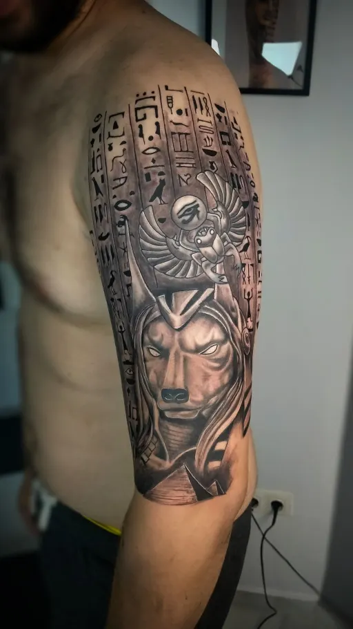 Media manga realista black & grey con retrato femenino en el brazo