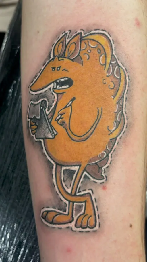 Tatuaje a color de un personaje de dibujos en la pierna