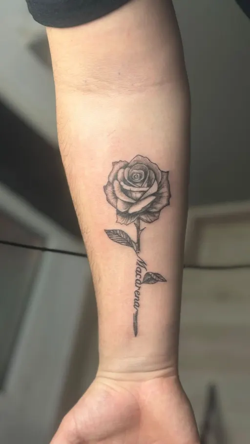 Tatuaje black & grey de una rosa en el antebrazo